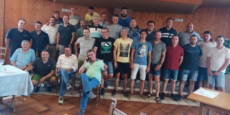 foto de familia de la reunion de exalumnos en el restaurante 3 caminos situado en el grado